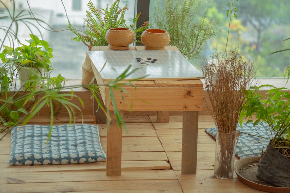 Vensterbank met planten en meditatie boeken. Vensterbank met planten en meditatie boeken.