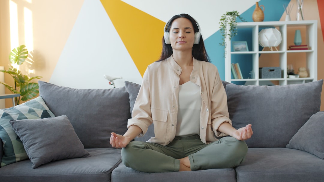 Rustige woonkamer met meditatiekussen en wierook. Rustige woonkamer met meditatiekussen en wierook.