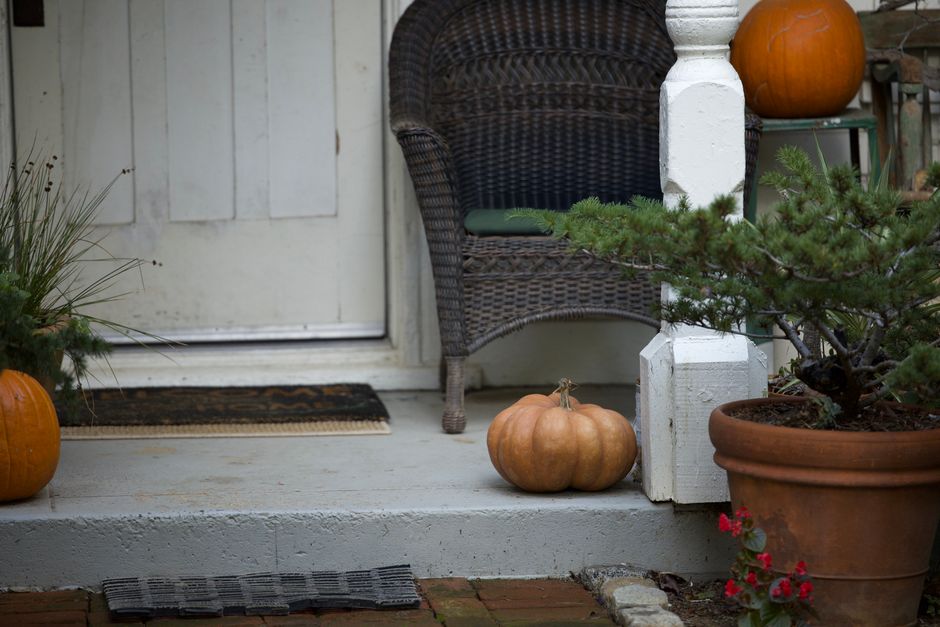 Eiken deur met krans en kleurrijke herfstbladeren. Eiken deur met krans en kleurrijke herfstbladeren.